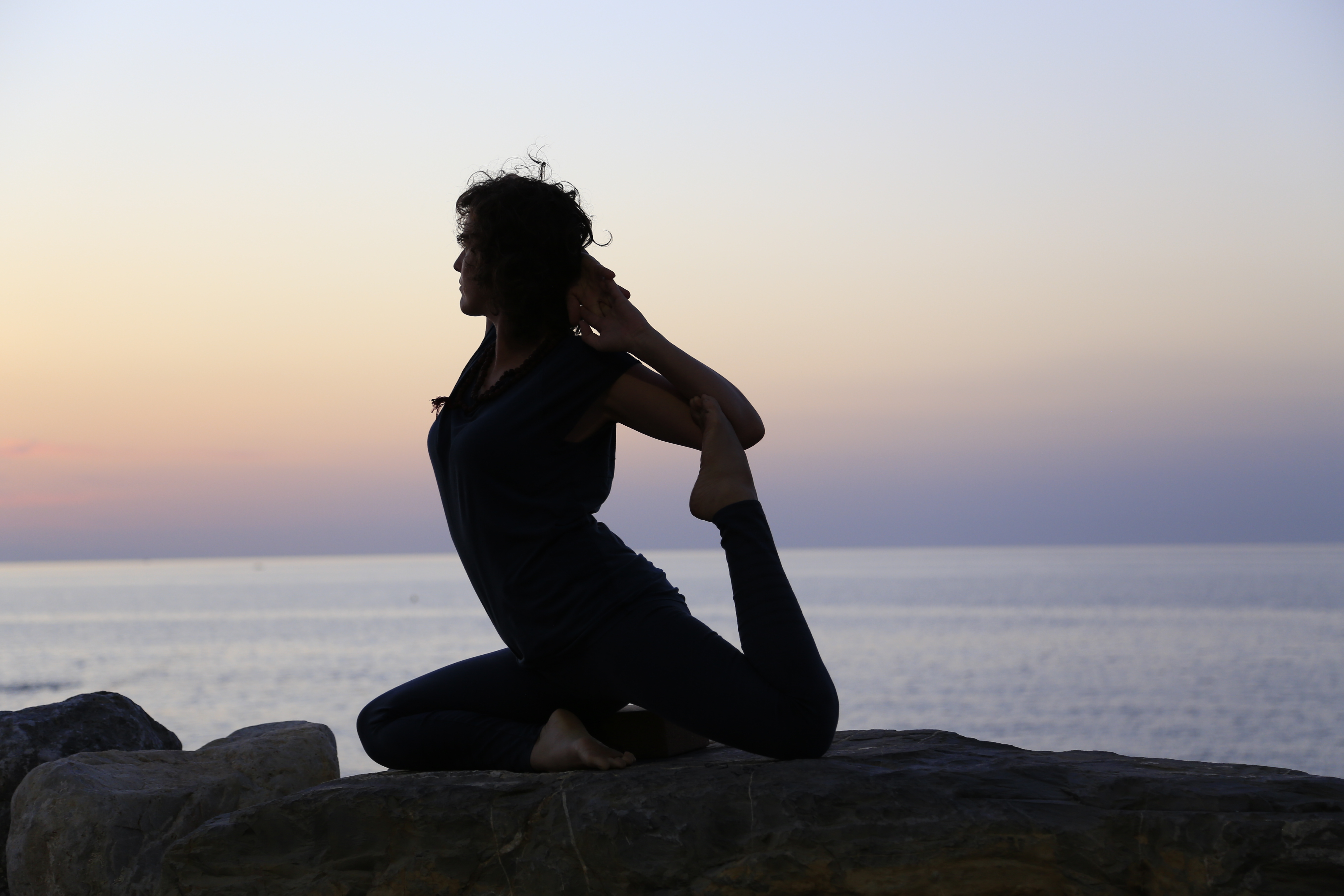 Immagine di posizione yoga sirena, attività sportiva a scopo benefico
