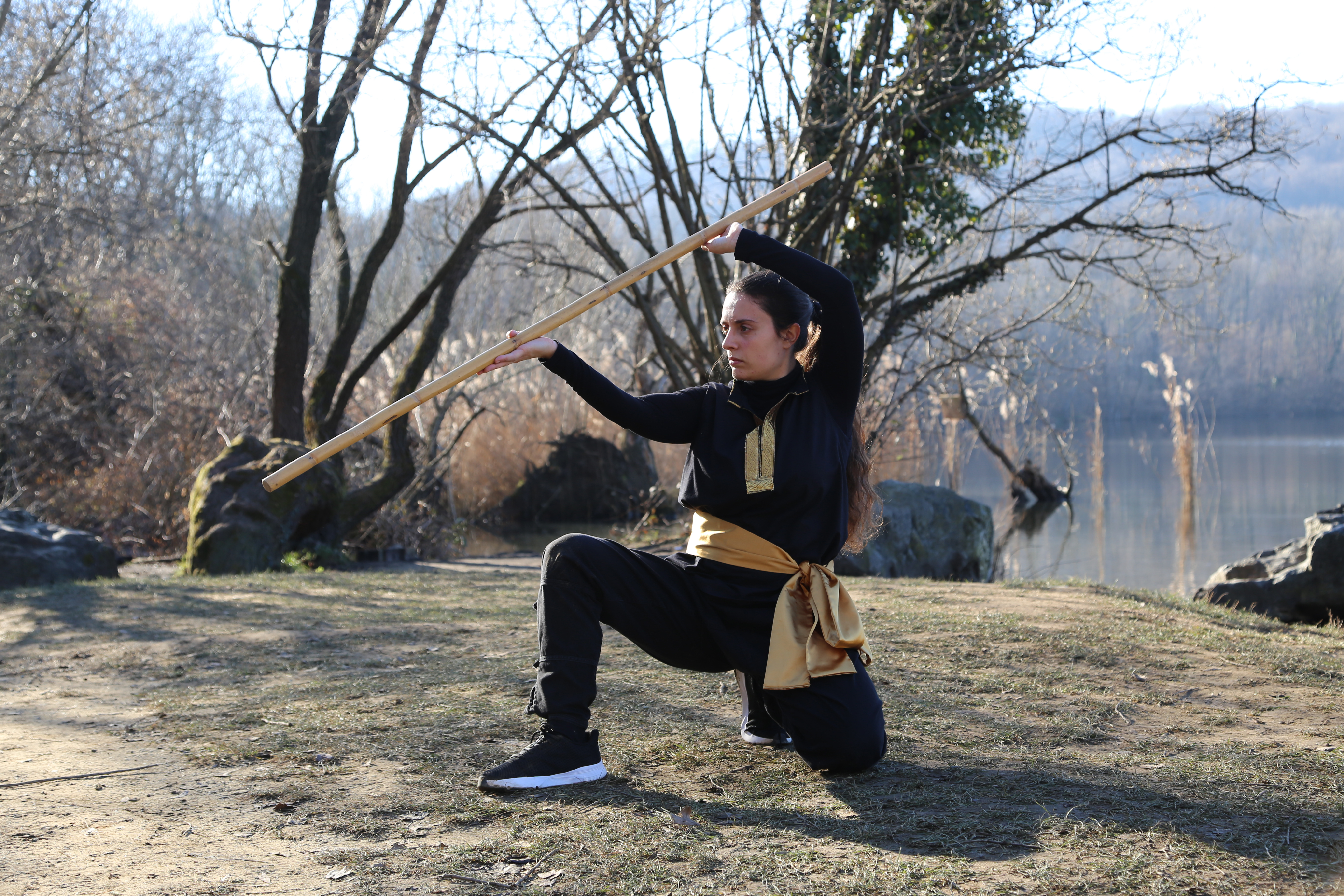 Immagine di posizione di una danza meditativa guerriera, attività sportiva a scopo benefico