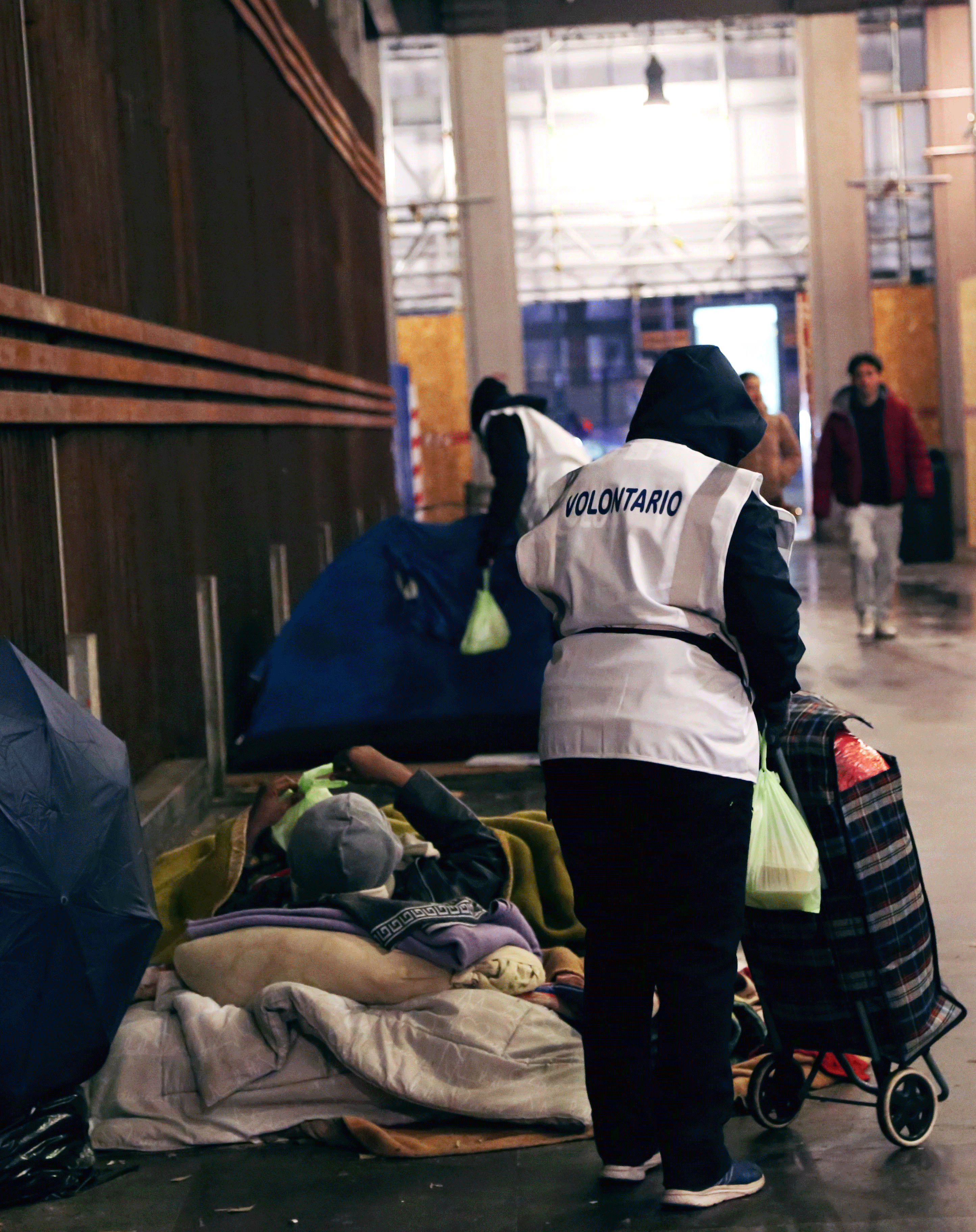 Homeless che dorme per strada, la mission di Fondazione Fiore della Pace ETS, volontariato senzatetto Torino